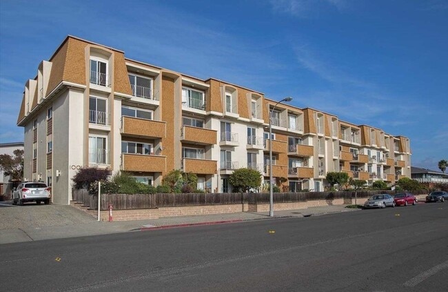 Building Photo - Live by the Bay: Renovated 2 Bed, 2 Bath