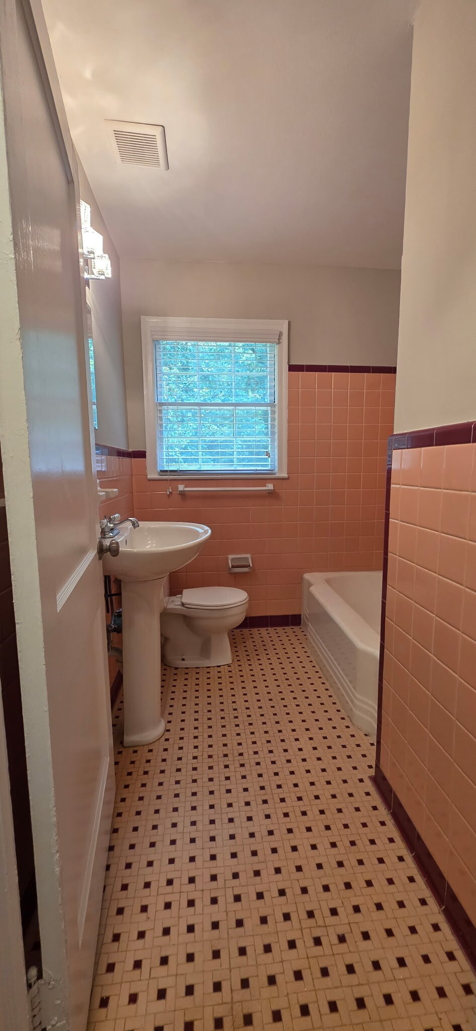 Bath - 1614 Columbia Cir