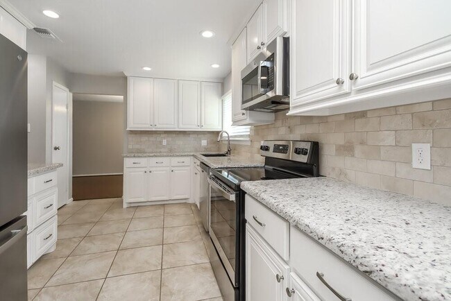 Building Photo - 2435 Country Pl Dr