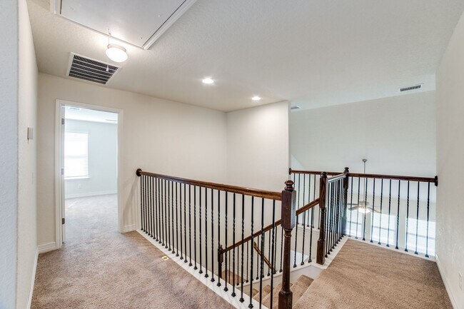 Building Photo - 2999 sq ft 4 Bedroom 3.5 Bathroom 2 Story in Waterford Park!