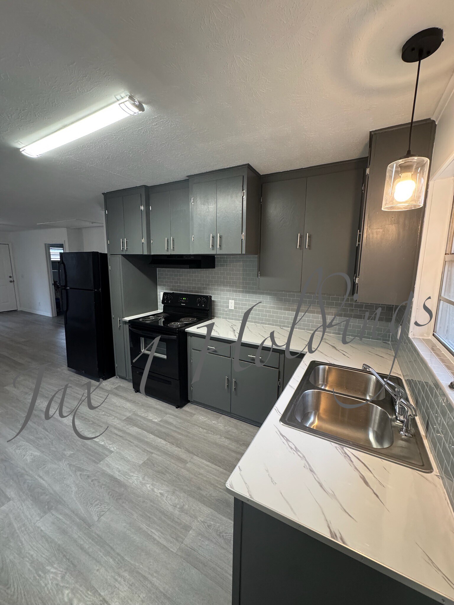 Kitchen - 5674 Akra Ave