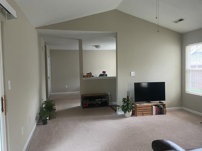 Foyer entrance - 30 Bailess Ct