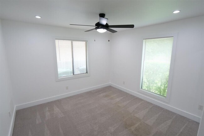 Building Photo - 2219 Chantilly Ln