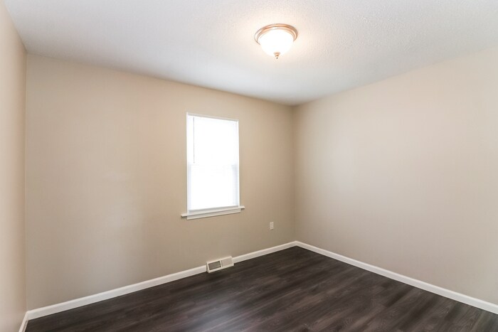 Building Photo - 316 NE Lakeview Dr