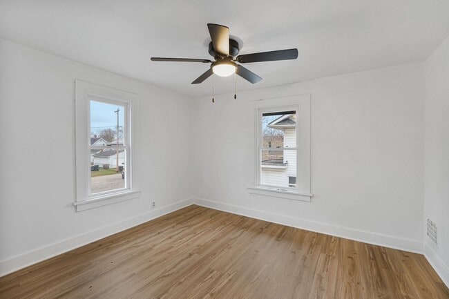 Building Photo - NEW UPDATED 2 BEDROOM HOME!