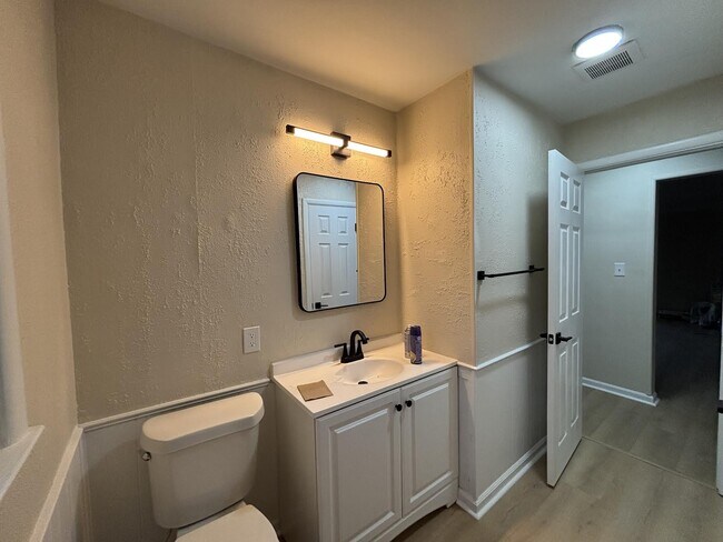 Building Photo - Cozy Flint Home with Fenced Yard & Pet-Friendly - Perfect for You!