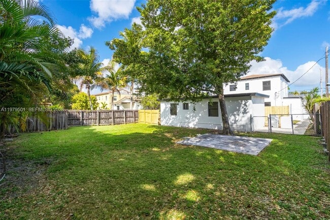 Building Photo - 130 SW 31st Ct