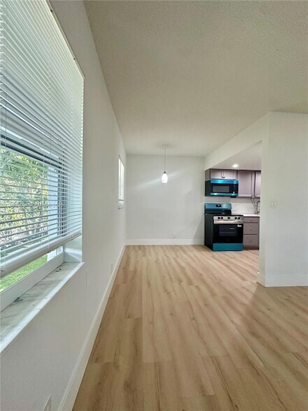 Building Photo - 1109 NE 6th Ave