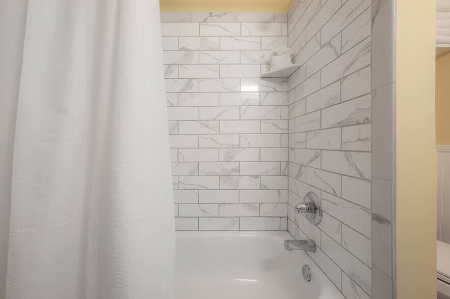 Building Photo - 5706 N Suwanee Ave