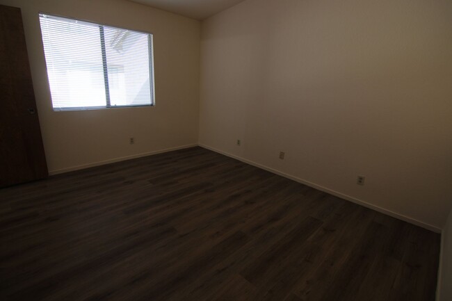 Building Photo - 2 bedroom, 1.5 bath Condominium