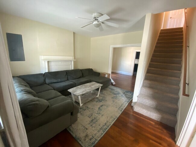 UNIT A Living room - 407 Kentucky Ct