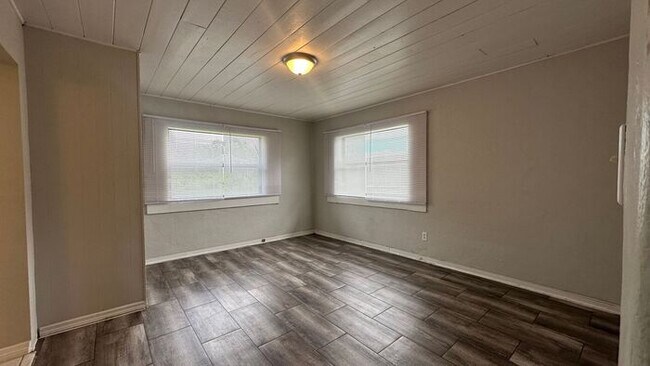 Building Photo - Spacious 3 Bed, 2 Bath Just Minutes from the Beach