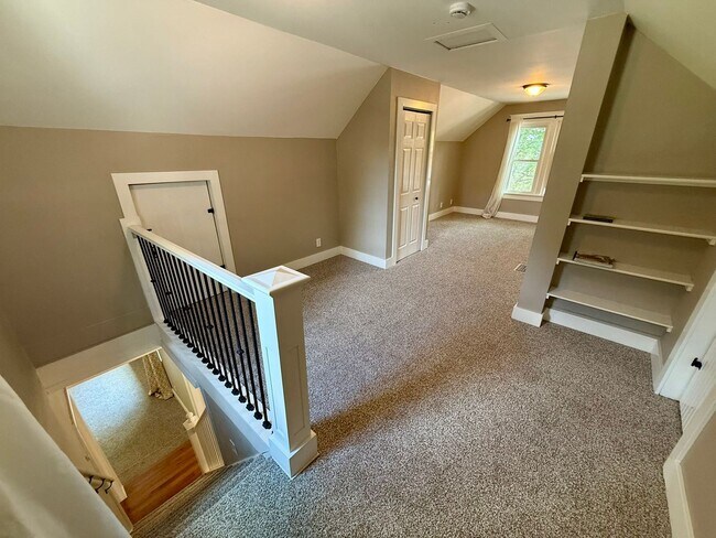 Building Photo - Downtown Charmer with Many Updates