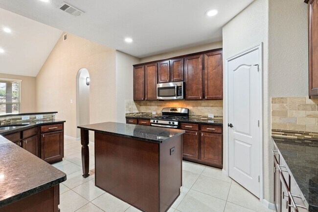 Building Photo - 208 Forest Peak Way