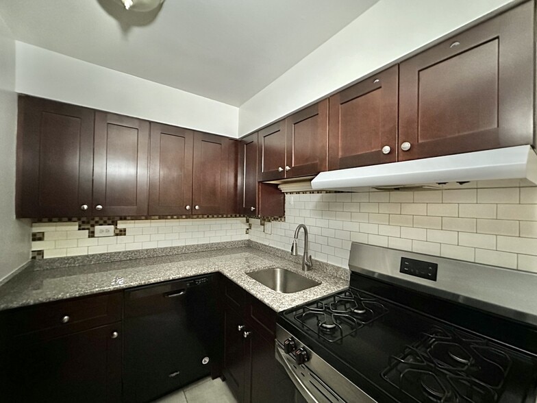 Building Photo - 3710 N Pine Grove Ave