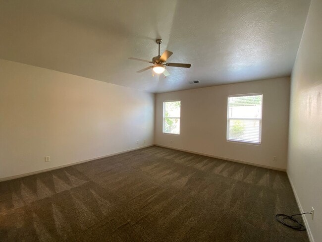 Building Photo - SPACIOUS HOME FOR RENT!