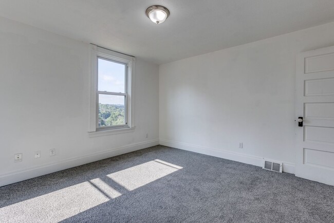 Building Photo - Available MAY 2026 - Beautiful 2 bedroom home in Mt Washington!