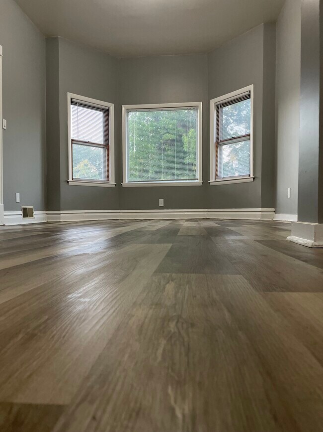 Building Photo - 107 W 118th St