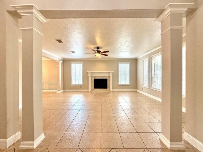 Building Photo - 626 Clarenda Falls Dr