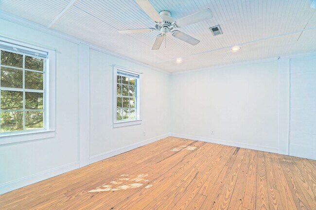 Building Photo - Life at the Heart of Lowcountry Living in Mt. Pleasant!