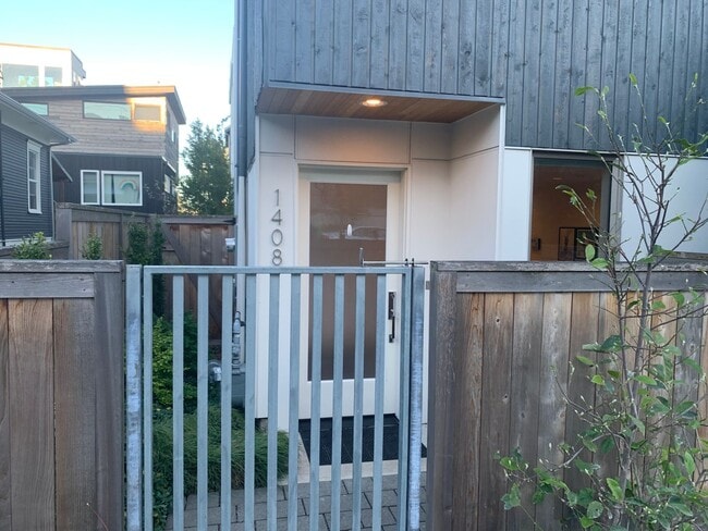 Building Photo - Capital Hill Row House ! 3 bed, 3 bath 194...