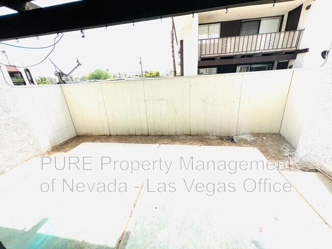 Building Photo - 1405 E Vegas Valley Dr