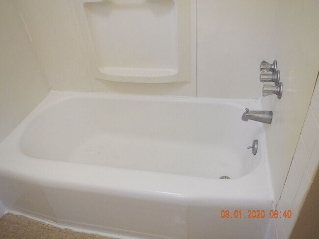 Building Photo - 3 Bed |1 Bath Beautiful Flat with Garage A...