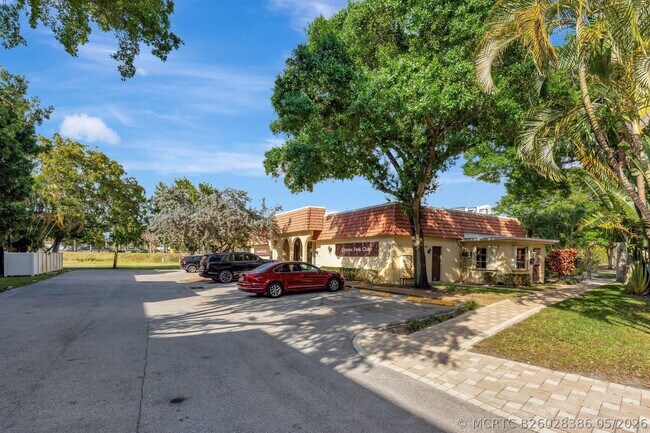 Building Photo - 138 S Cypress Rd