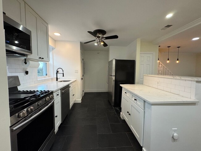 Building Photo - Stylish, Upper Level Unit 3 Bed 1.5 Bath Home With A Fenced Patio In Warwick Village