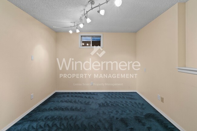Building Photo - *** HALF OFF FIRST FULL MONTH'S RENT*** 4 ...