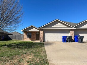 Building Photo - 3 bedroom/2 bath duplex in Midway ISD