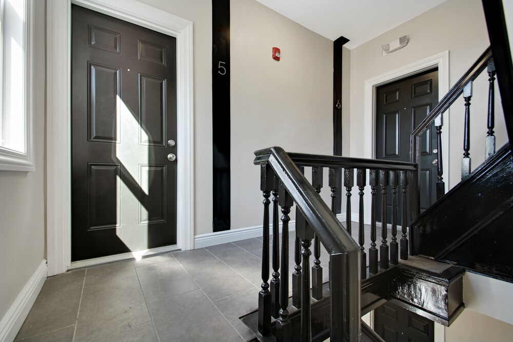 Building Photo - 406 Semel Ave