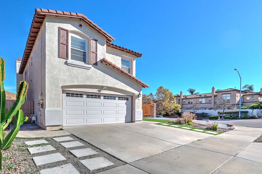 Building Photo - 725 Vista Santo Thomas