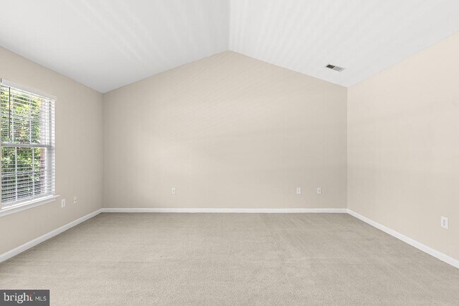 Building Photo - 9201 Golf Ct
