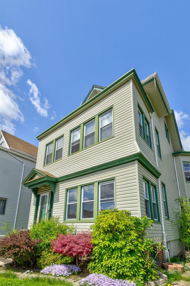 Building Photo - 447 Ave E