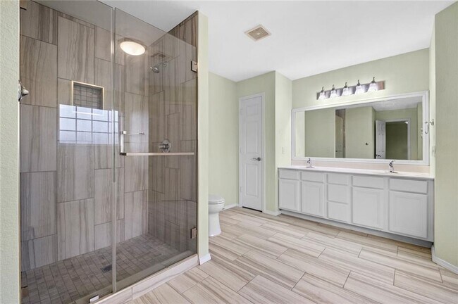 Building Photo - 1901 SW Columbus Rd