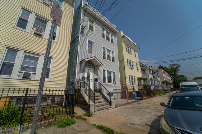 Building Photo - 422 Woodside Ave