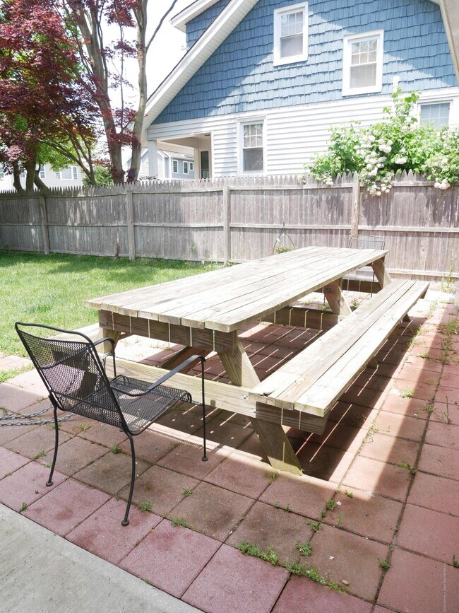 Building Photo - 319 Arnold Ave