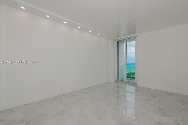 Building Photo - 100 Bayview Dr