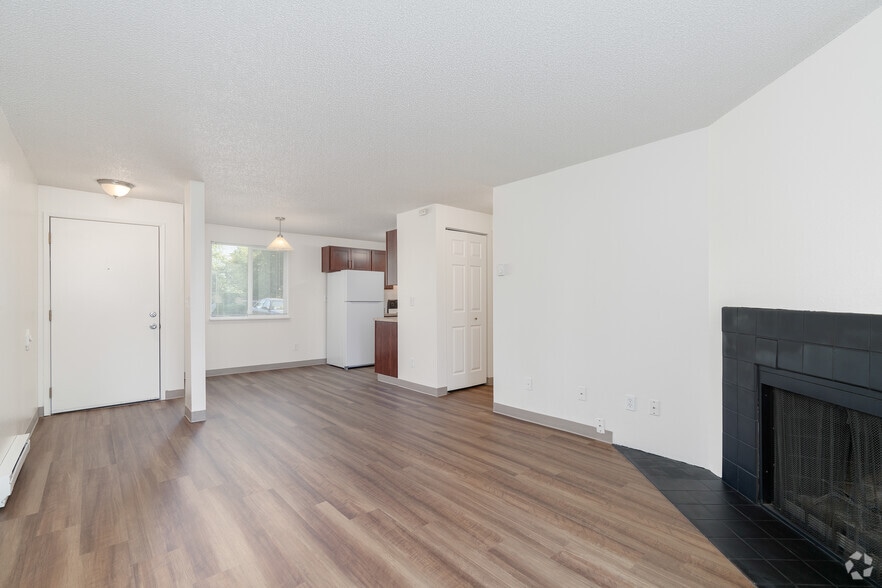 1BR, 1BA - 646SF Living Room - The Park at Greenway