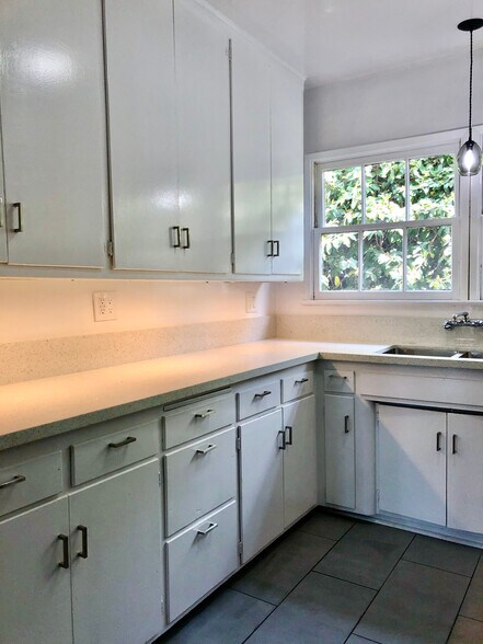 Building Photo - 1380 Masselin Ave