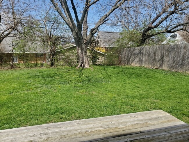 Building Photo - 3 Bedroom home with fenced in backyard and...