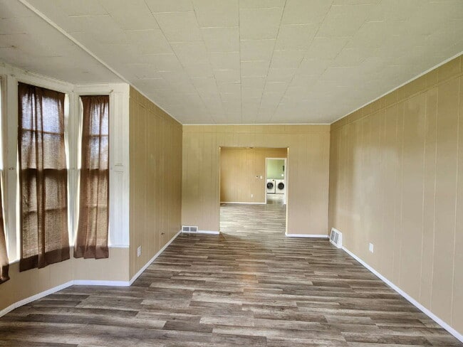 Building Photo - 2 Bedroom side by side / 421A Otter Ave Oshkosh