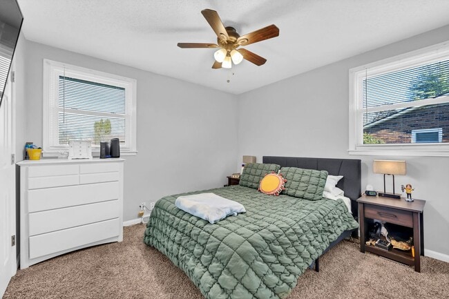 Building Photo - 215 Aster Dr