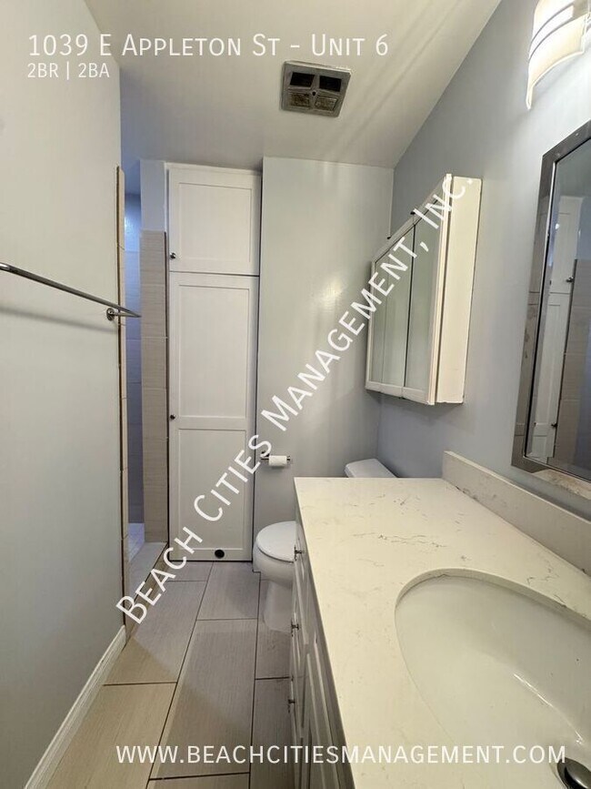 Building Photo - 1039 E Appleton St