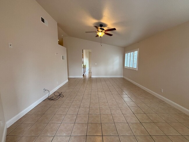 Building Photo - Sharp Home!