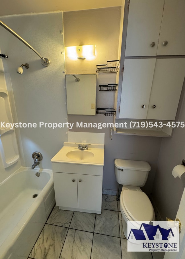 Building Photo - Centrally Located - 3 Bedroom/1.5 Bath Hou...