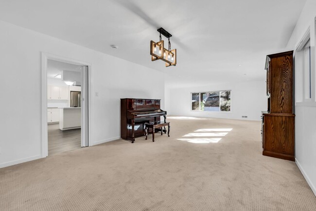 Building Photo - 280 Angelita Ave