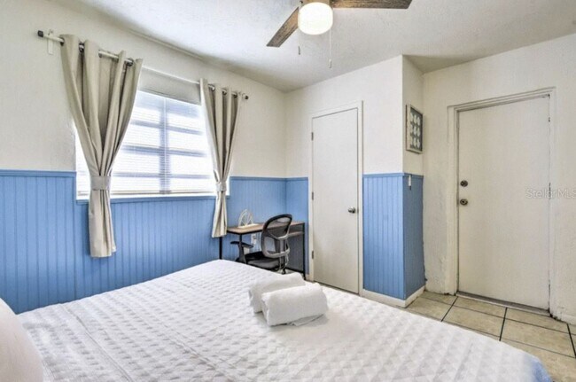 Building Photo - 2/1 unfurnished duplex in convenient location and fenced yard- pet friendly!