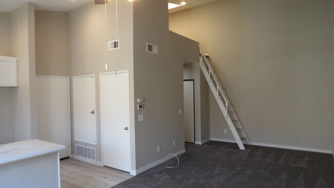 Building Photo - 10520 Lakeside Dr N